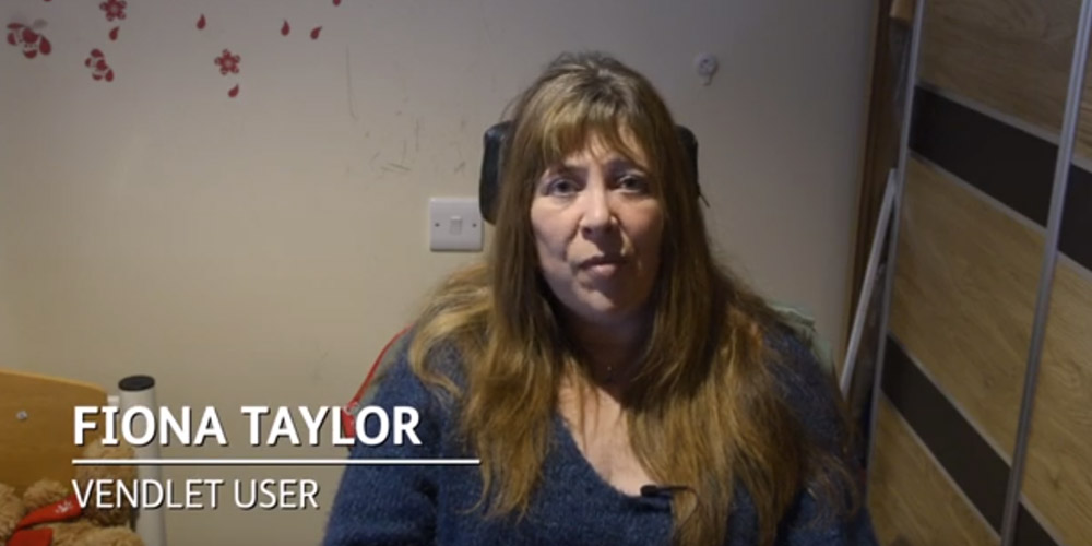 Fiona kan nu vende sig selv